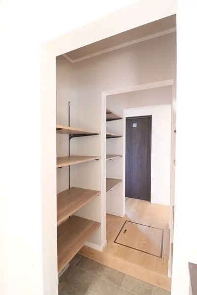 キッチン横のパントリー