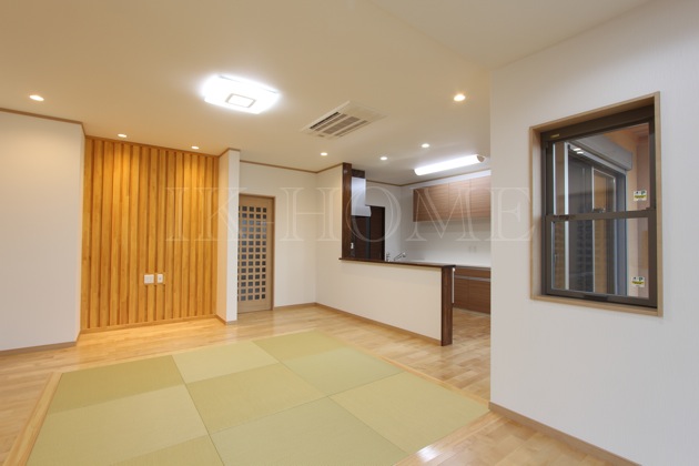 茨城県鹿行エリアの畳スペースがあるおしゃれなリビング