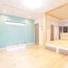 茨城県鹿行エリアの畳スペースがあるおしゃれなリビング