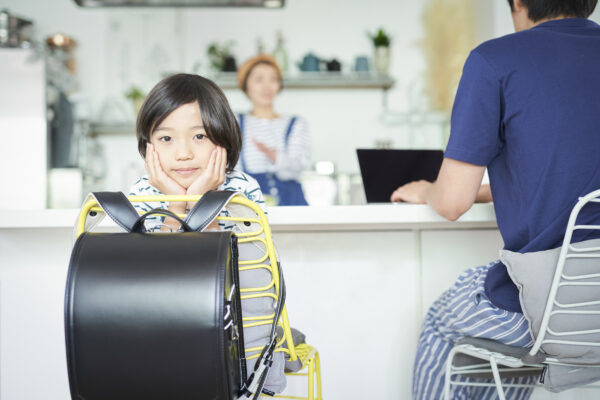 キッチンカウンターでのリビング学習をする子ども