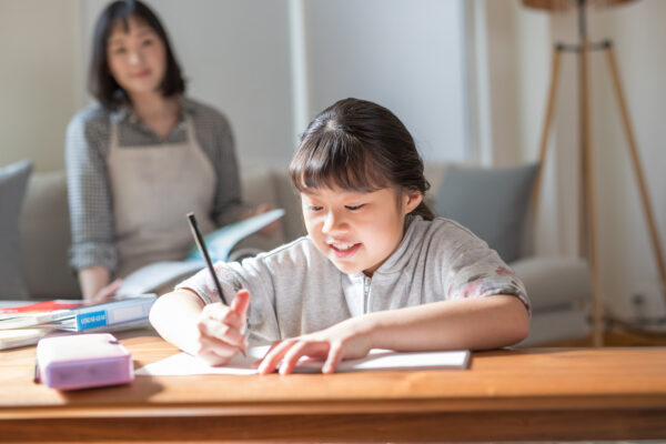 リビング学習をする子ども