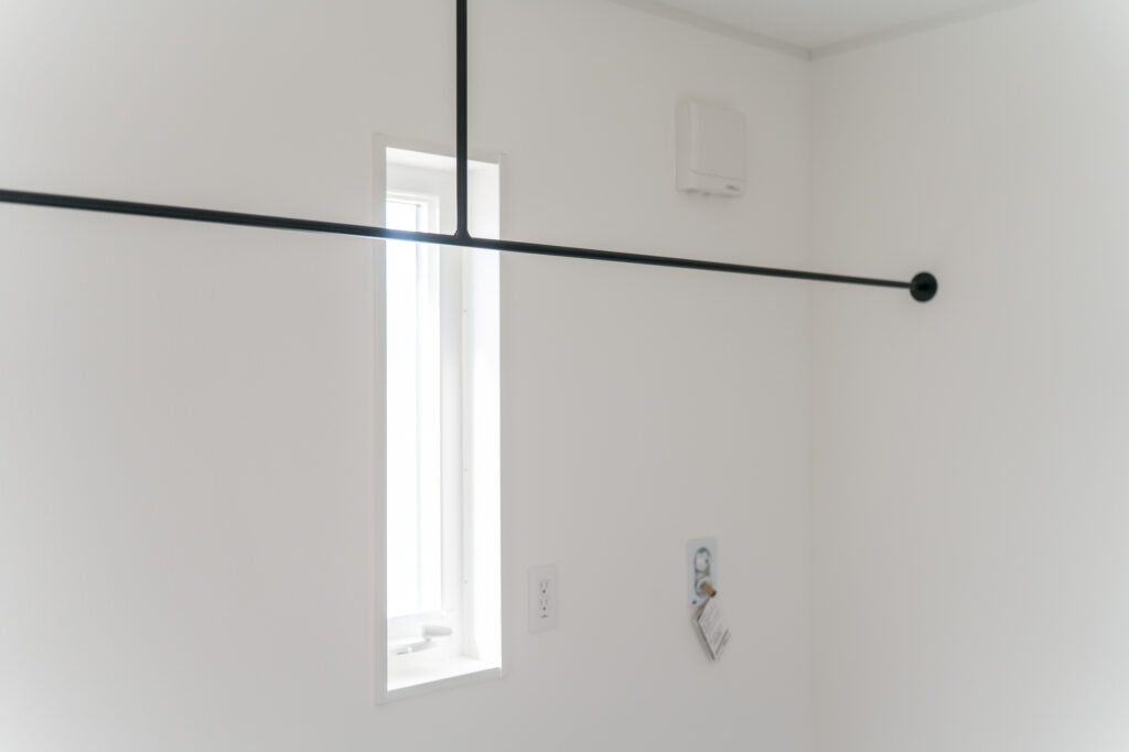 おしゃれな窓ありランドリールームの施工事例