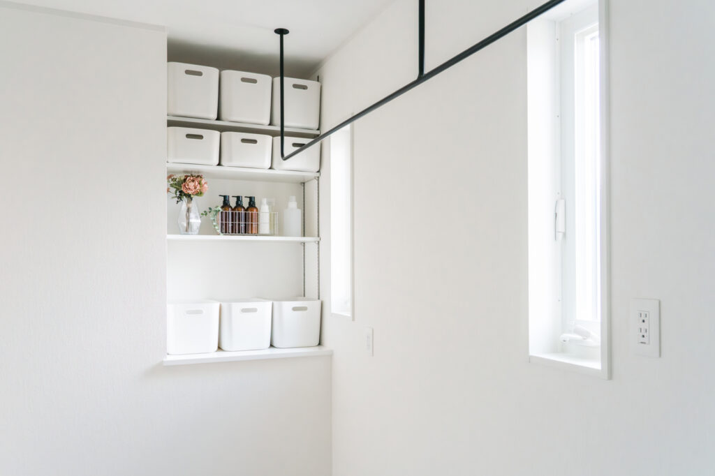 ランドリールーム　窓