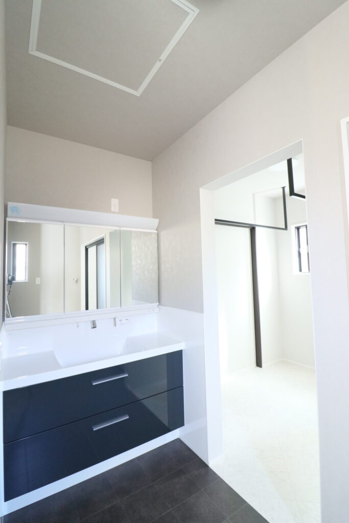 使い勝手が抜群な広々としたランドリールームを設置した事例