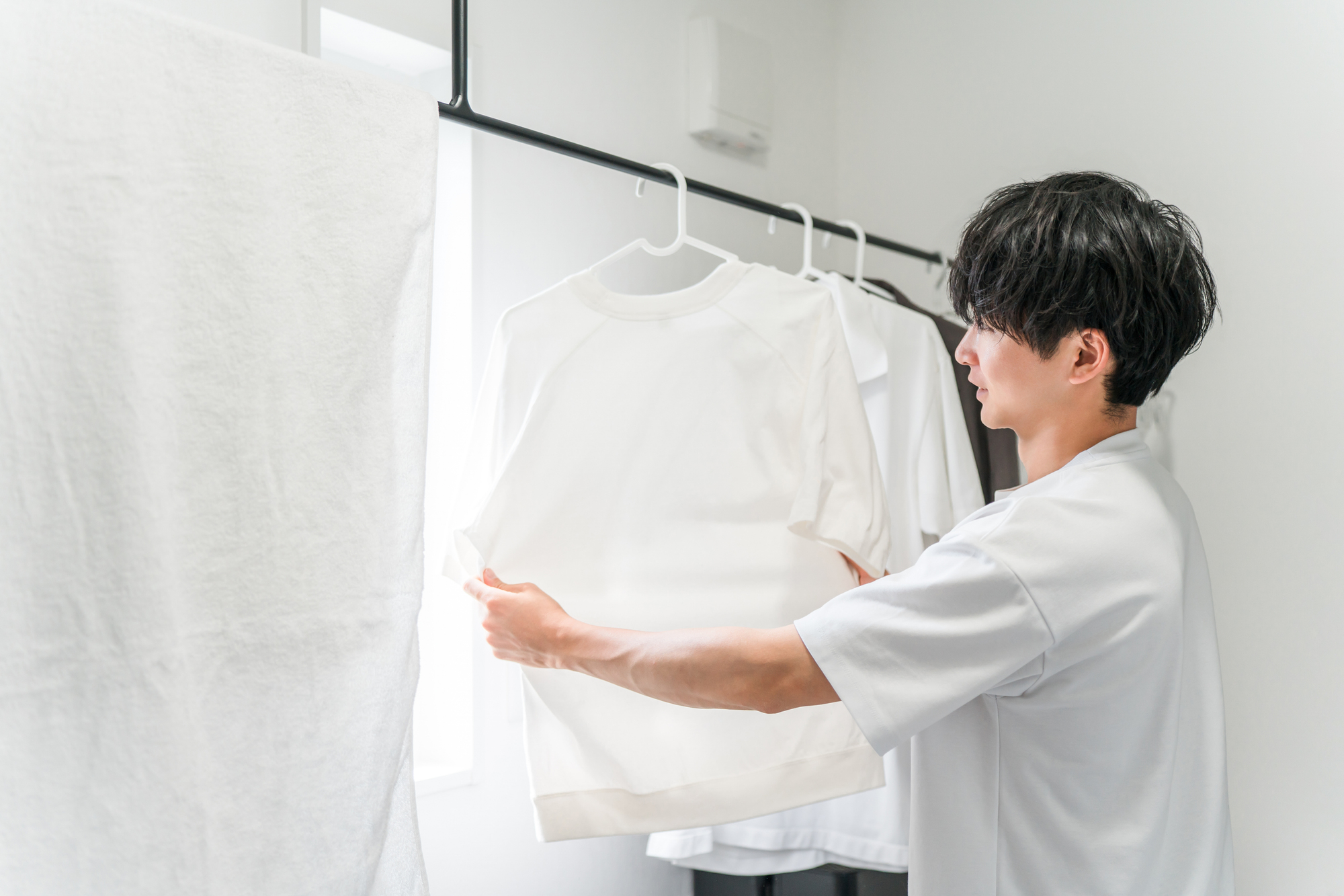 洗濯をする男性
