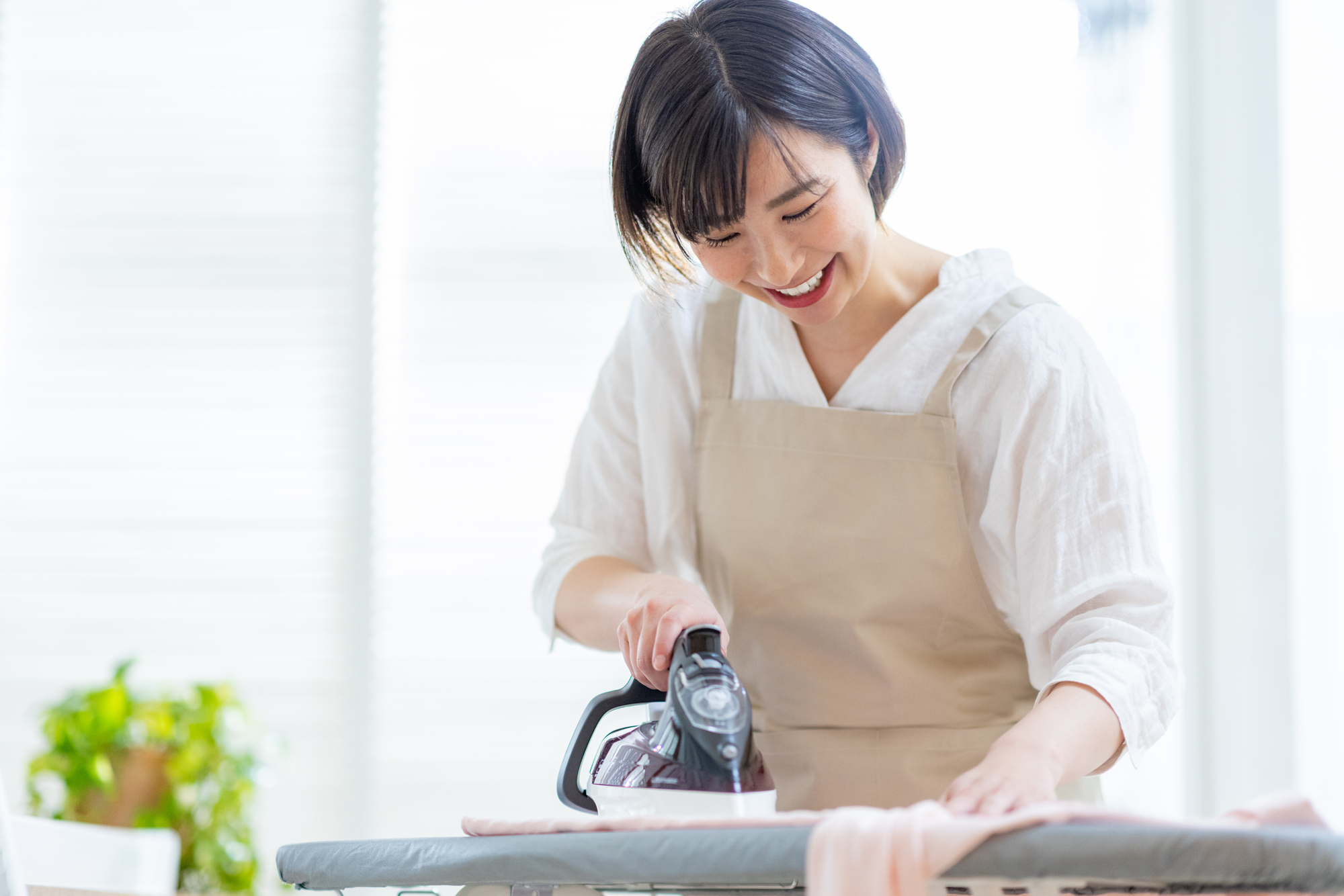 アイロンがけをする女性