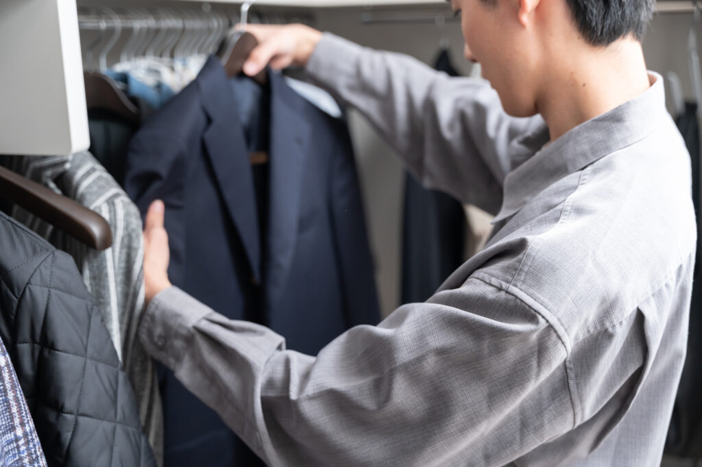 ファミリークローゼットで服を選ぶ男性