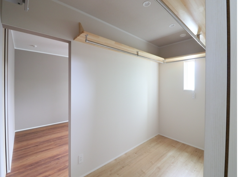 ランドリールームとファミリークローゼットを設けた平屋